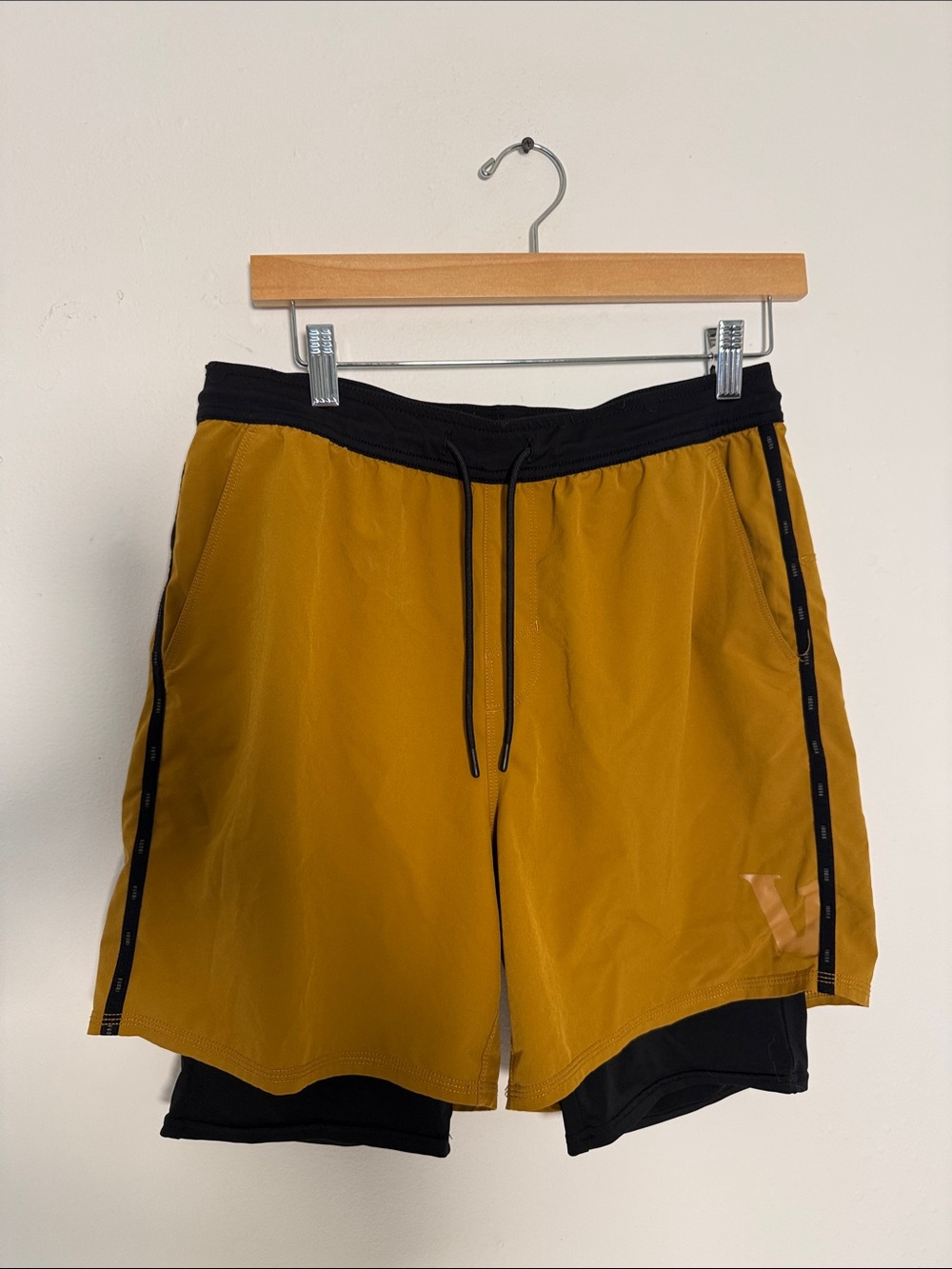 Vuori Kore Shorts Men’s Large Yellow Black Lined Athletic Gym Running 7”